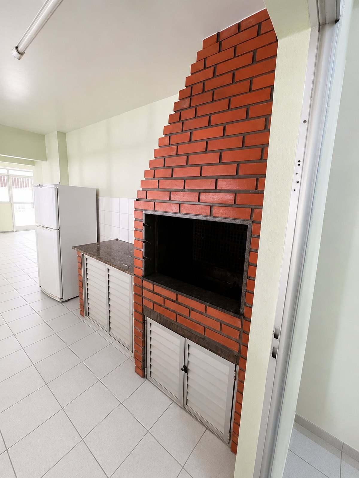 Churrasqueira da área comum, com bancada e pia