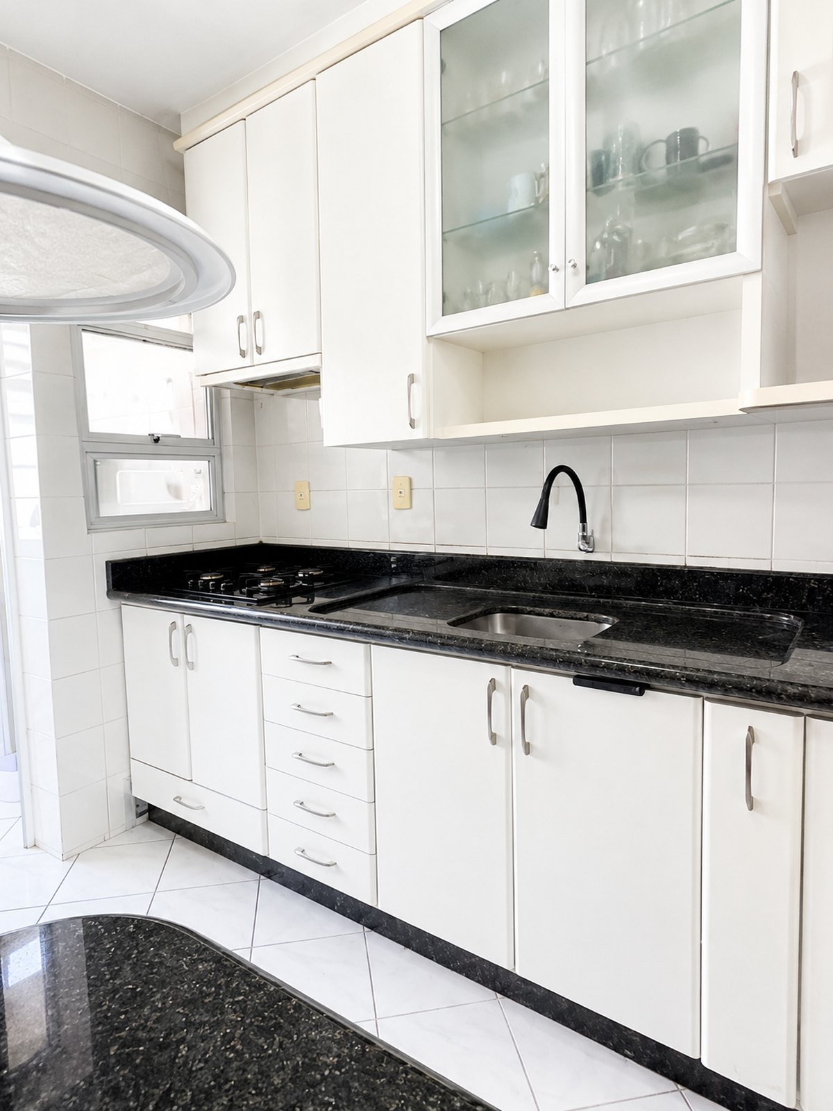 Cozinha planejada com bancada em granito