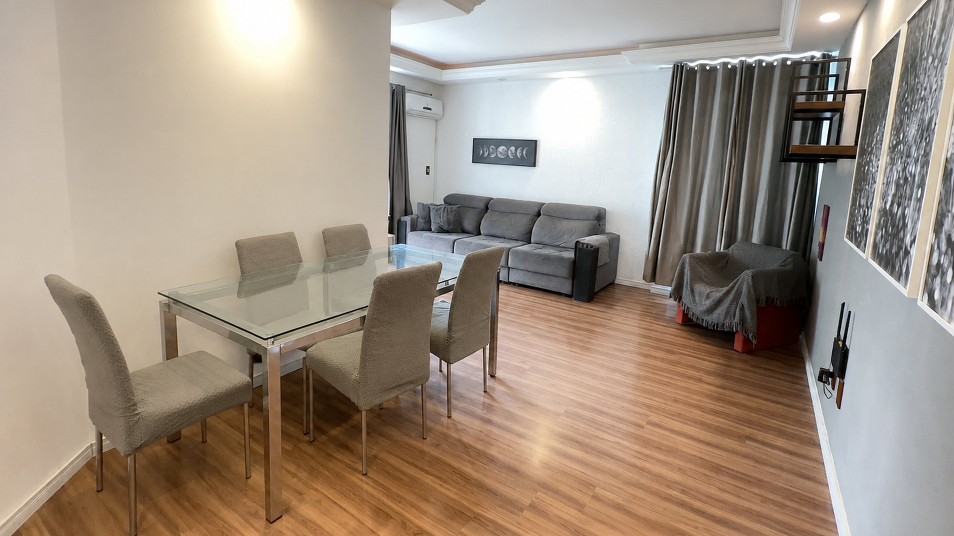 Sala de estar e jantar integradas, piso laminado, 90m²